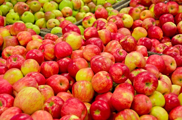 Яблоки Мичигана на рынке — стоковое фото