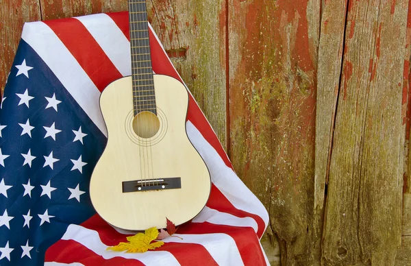 Κιθάρα στην αμερικανική σημαία — Φωτογραφία Αρχείου