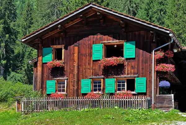 Österrikiska hus med gröna fönsterluckor — Stockfoto