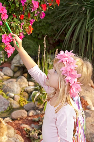 Kleines Mädchen beim Bemalen einer Blume — Stockfoto