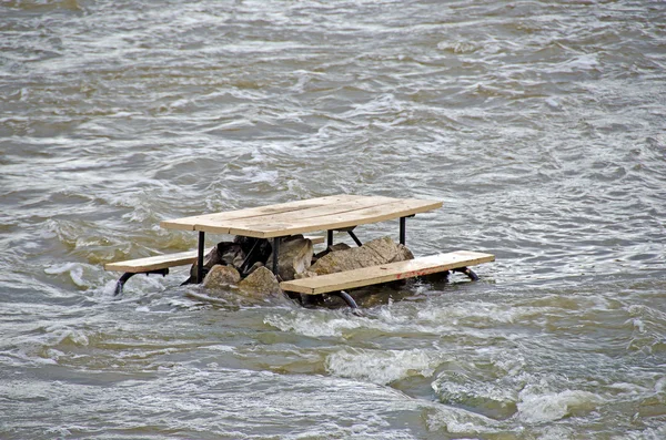 Table de pique-nique dans une rivière — Photo