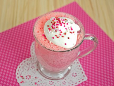 Bir kupa pembe pasta