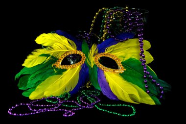 Tüy maskesi ve Mardi Gras boncuk