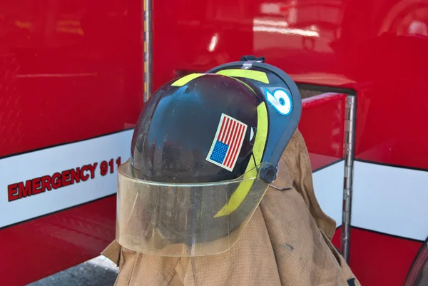 Casco da pompiere sul cappotto — Foto Stock