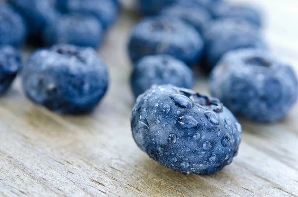 Wet blueberry on wood — Stock Photo, Image