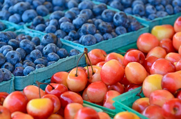 Cerejas e mirtilos em caixas — Fotografia de Stock