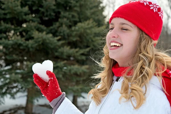 Chica joven con corazón de hielo — Foto de Stock