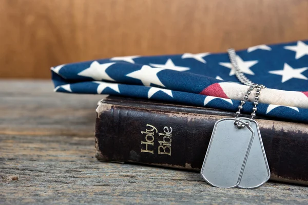 Étiquettes militaires sur la Bible — Photo