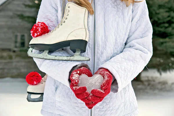 Corazón de hielo y patines de hielo — Foto de Stock