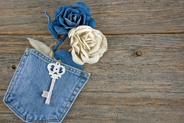 Denim rozen in zak — Stockfoto