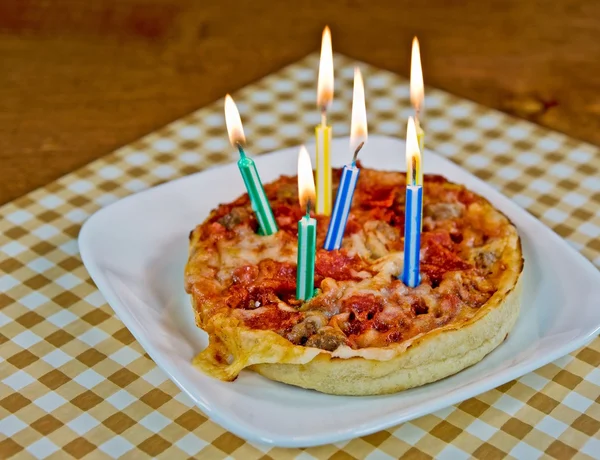 Geburtstagskerze auf einer Pizza — Stockfoto