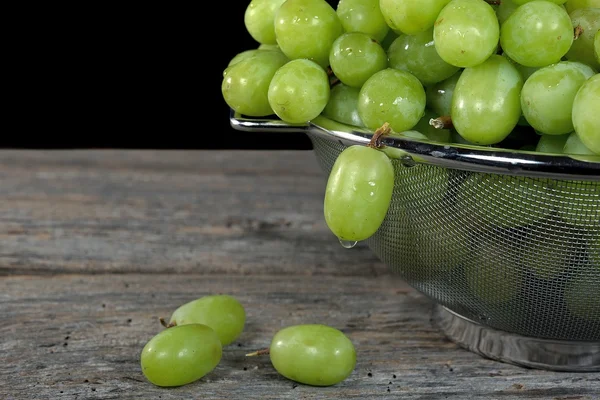 Uvas verdes húmidas — Fotografia de Stock