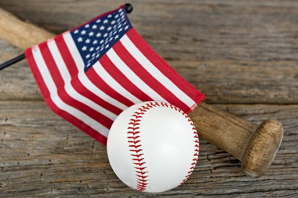 Baseball und Schläger mit amerikanischer Flagge — Stockfoto