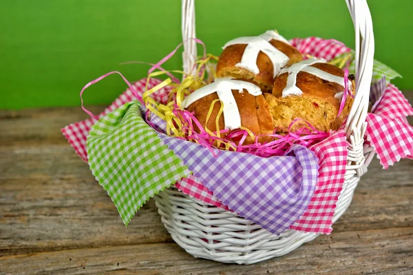 Hot cross buns in basket — Stock Photo, Image