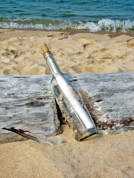 Mensagem em garrafa em madeira à deriva — Fotografia de Stock