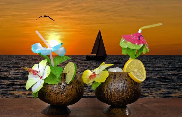 Sunset cocktails with sailboat — Stock Photo, Image