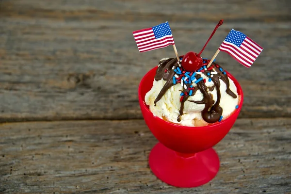 Amerikanska flaggan på en chocolate sundae — Stockfoto