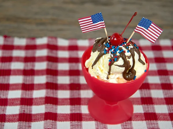 Amerikaanse vlaggen op een sundae — Stockfoto