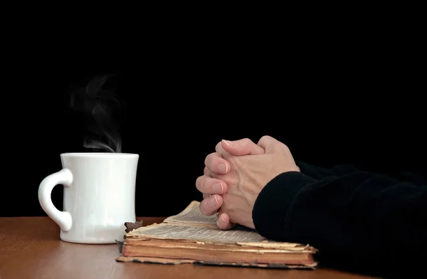Modlila se rukou na staré Holy Bible — Stock fotografie