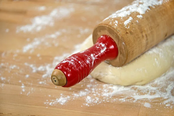 Rolo de madeira na massa de pão — Fotografia de Stock