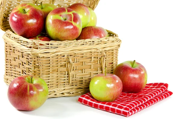 Яблоки в плетеной корзине для пикника — стоковое фото