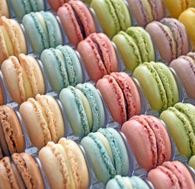 plastik tepsi içinde pastel macaroons