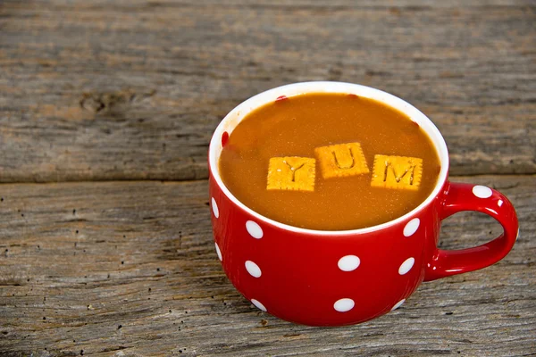 Tomatensoep en crackers in soep mok — Stockfoto