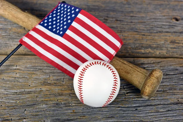 Bate de béisbol y pelota con bandera —  Fotos de Stock