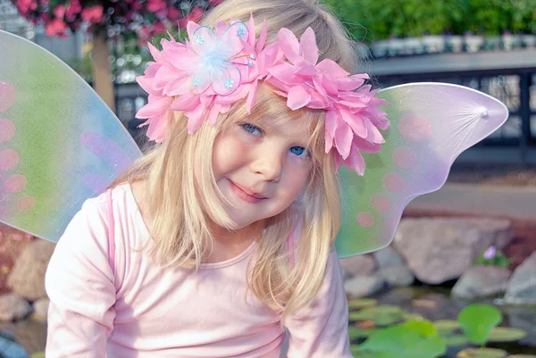 Liten flicka med fairy wings — Stockfoto