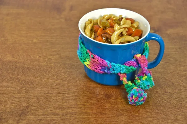 Sopa de fideos de res en taza de sopa con bufanda de invierno —  Fotos de Stock