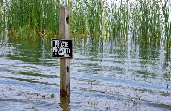 Warnschild in Feuchtgebieten aufgestellt — Stockfoto