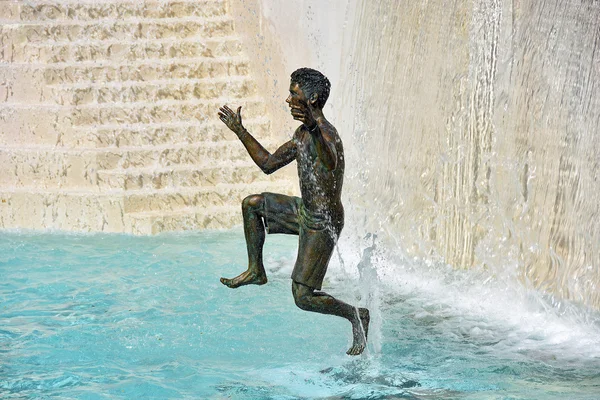Estatua de bronce de niño en una fuente —  Fotos de Stock