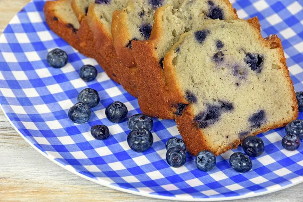 Sliced blueberry bread with ripe blueberries — Stock Photo, Image