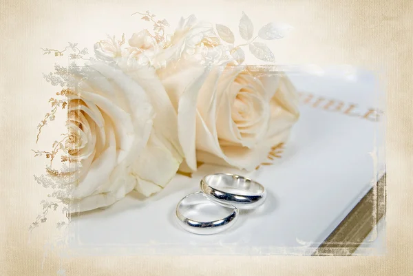 Anillos de boda en la Santa Biblia — Foto de Stock