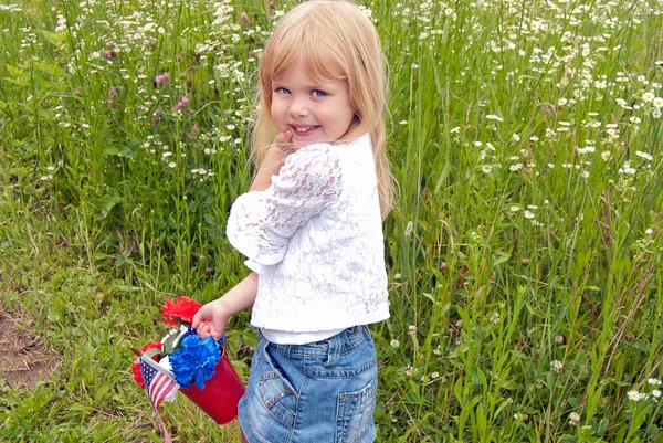 赤いバケツに愛国的な花束を持つ少女 — ストック写真