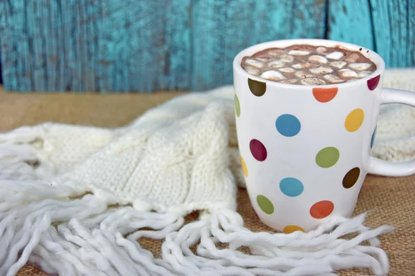 Bebida de chocolate caliente con bufanda de invierno —  Fotos de Stock