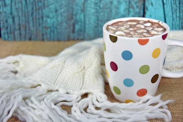 Bebida de chocolate quente com cachecol de inverno — Fotografia de Stock