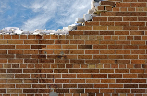 Pared de ladrillo desmoronamiento con fondo de cielo —  Fotos de Stock