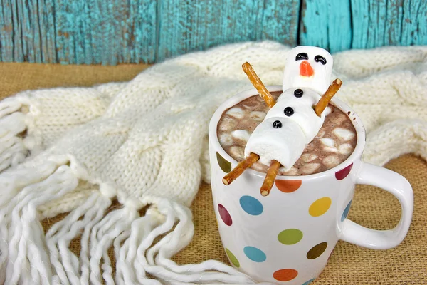 Bonhomme de neige guimauve dans une boisson au chocolat chaud avec écharpe — Photo