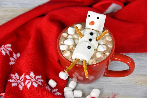 Bonhomme de neige guimauve dans une boisson au chocolat chaud — Photo