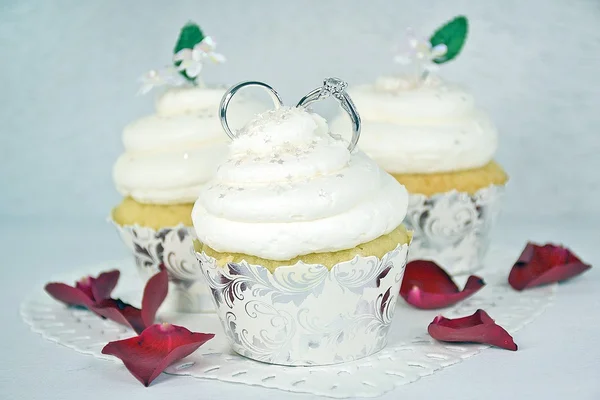 Wedding rings in cupcake — Stock Photo, Image