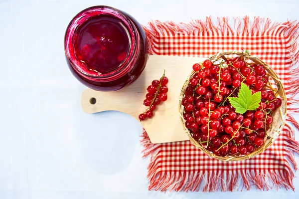 Rode Rijpe Rode Aalbessen Een Strokom Potjes Bessenjam Ruimte Voor — Stockfoto