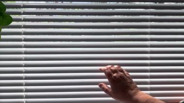 El perdeleri açar, dışarısı manzaralı.