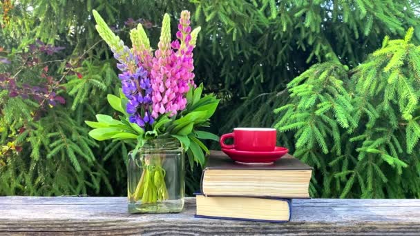 Güzel Bir Yaz Kompozisyonu Bir Fincan Kahve Bir Buket Lupin — Stok video