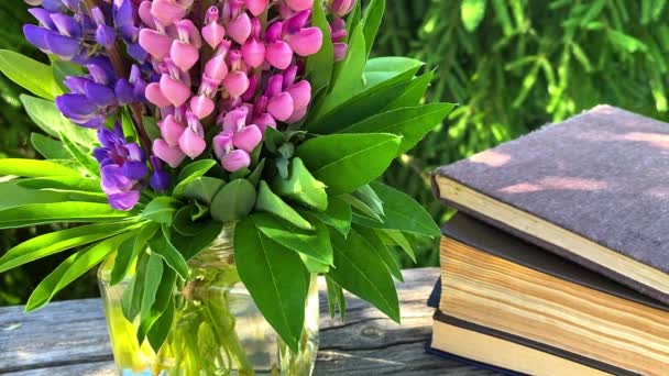 Composição Verão Bonita Buquê Flores Tremoço Livros Fundo Verde Natural — Vídeo de Stock