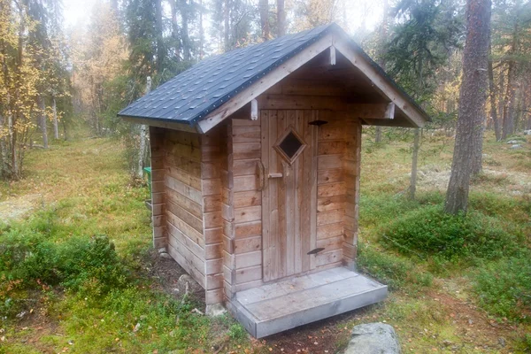 Günlük kabin Toilette derin Tayga ormanı içinde