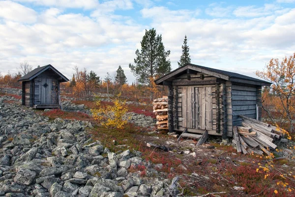 Cabane en bois rond dans la forêt profonde de la Taïga — Photo