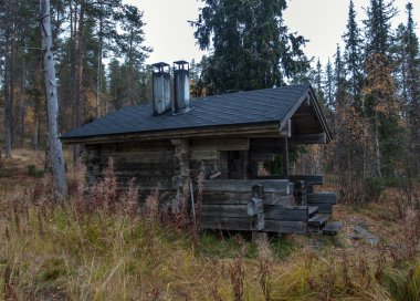 Tayga ormanı içinde geleneksel Fin saunası dış