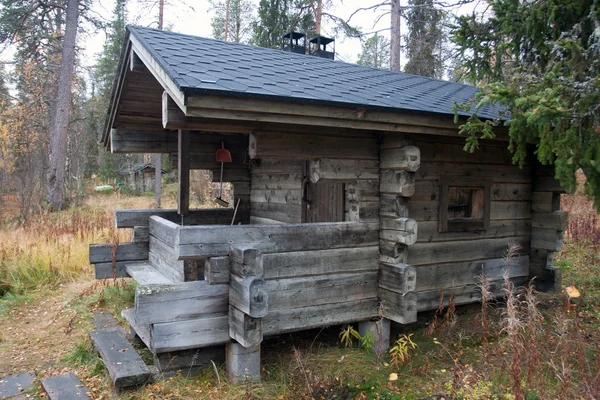 Außenansicht der traditionellen finnischen Sauna im Taigawald — Stockfoto