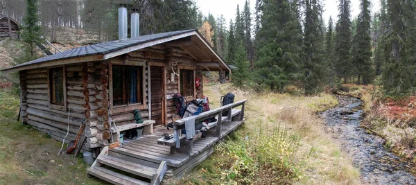 Log Cabine em Deep Taiga Forest — Fotografia de Stock